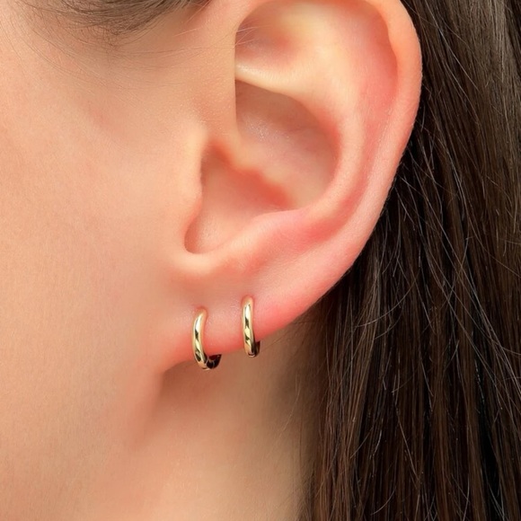 NWT Dainty Gold Hoops - Picture 1 of 3